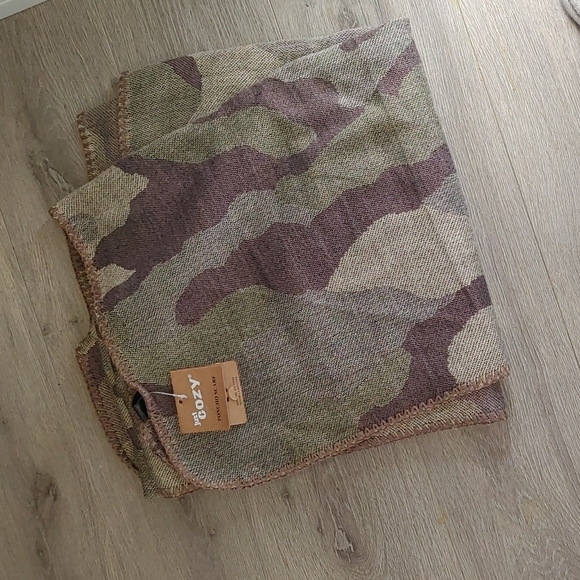 Pancho scarf l beautiful material l brand: just cozy new with tag l camo l fall - Picture 3 of 4